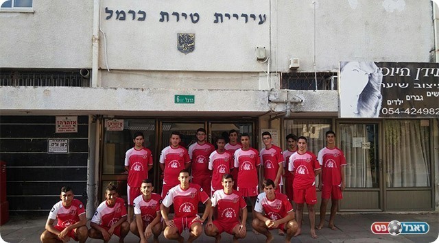 שחקני טירת הכרמל בפתח הכניסה לעירייה